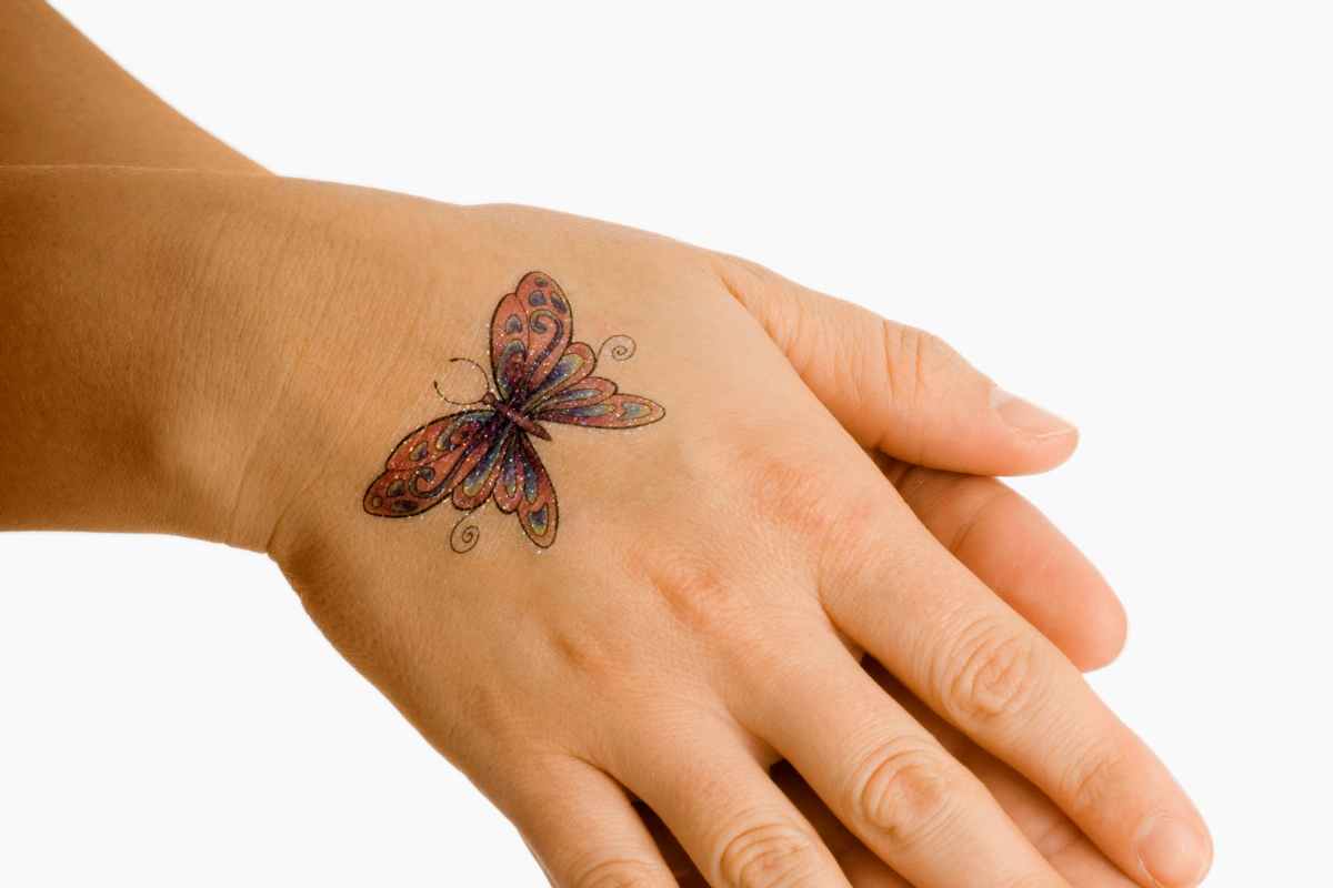 Tatuaggio con farfalla monarca