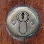 Cambiare la serratura: cosa considerare prima di rivolgersi a un fabbro