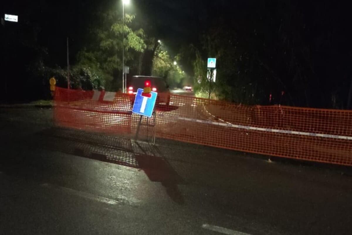 Strada di Roma bloccata al traffico