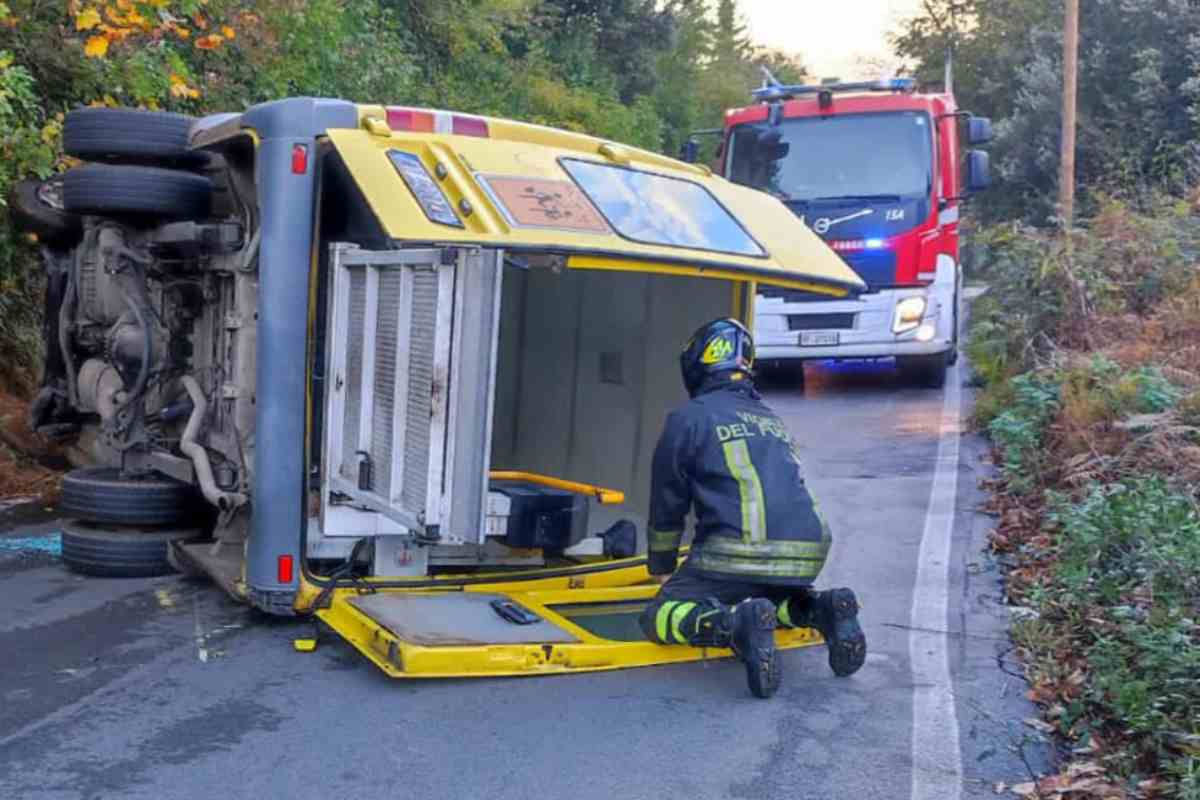 Pulmino ribaltato a Rocca di Papa