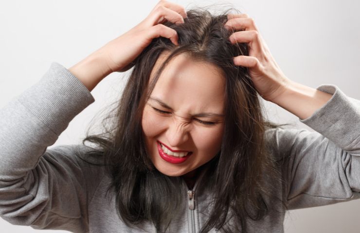 Ragazza soffre di prurito alla testa