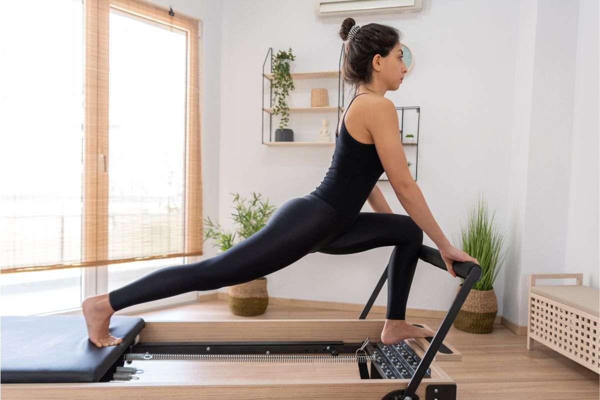 Ragazza svolge pilates su pedana scivolante