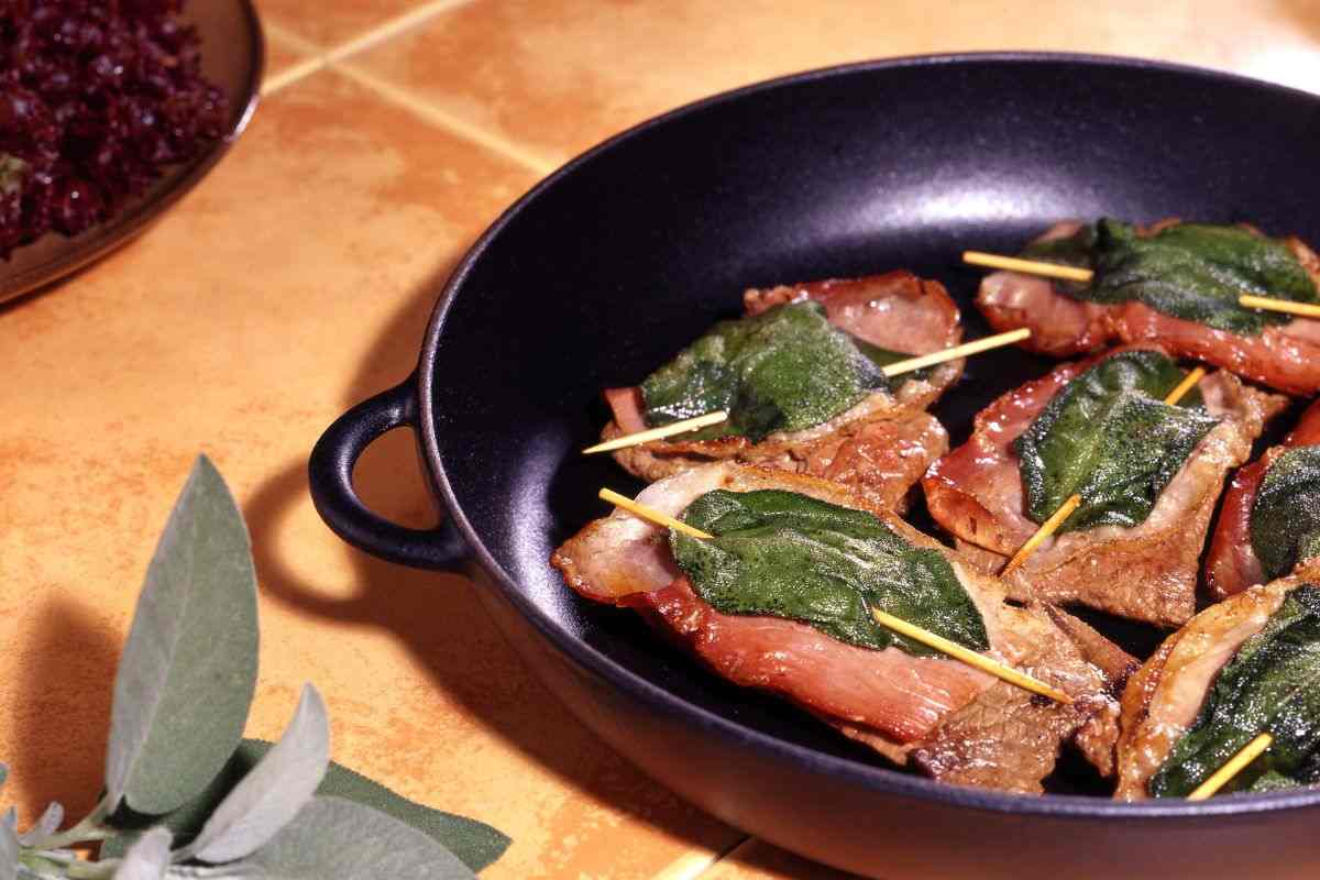 Saltimbocca alla romana impiattati con salvia a vista