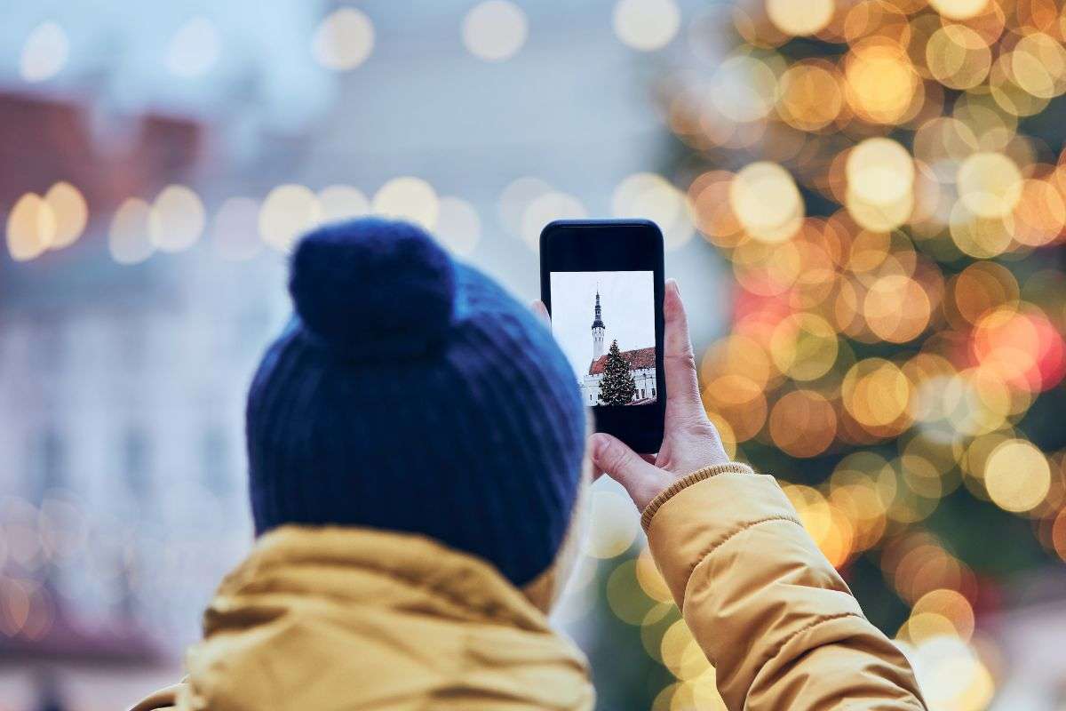 Turista fotografa albero di Natale