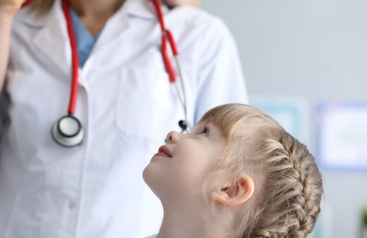 Bambina guarda sorridente la dottoressa