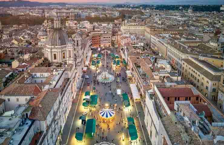 Piazza Navona Roma con bancarelle