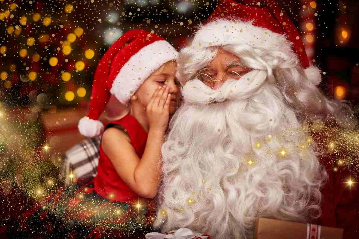 Bimba sussurra qualcosa a Babbo Natale