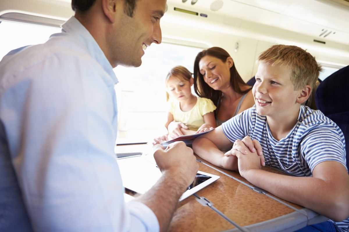 Famiglia viaggia in treno