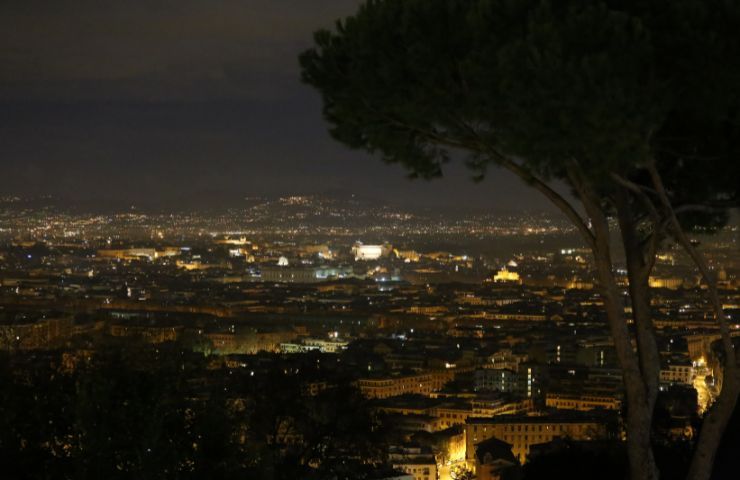 Il panorama notturno di Roma