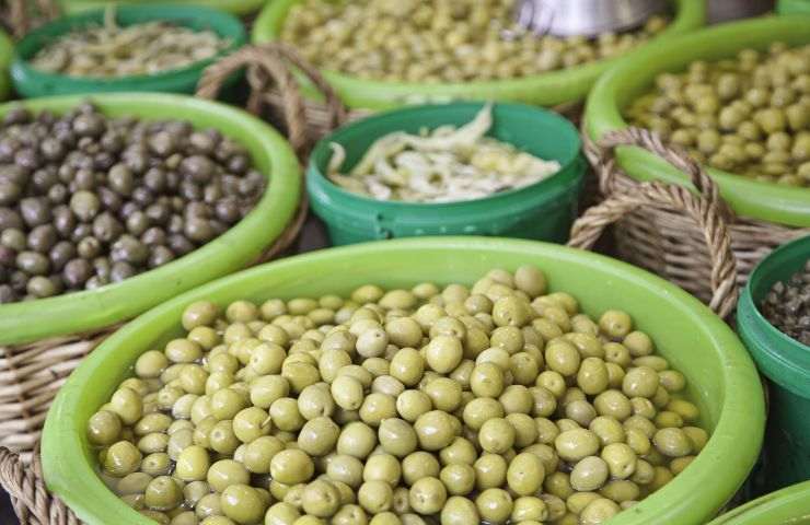 Vendita di olive di vario genere
