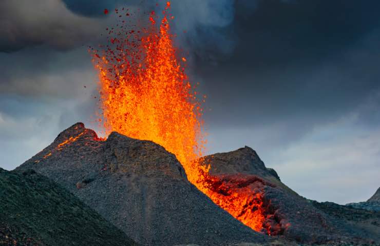 magma fuoriesce dalla terra 