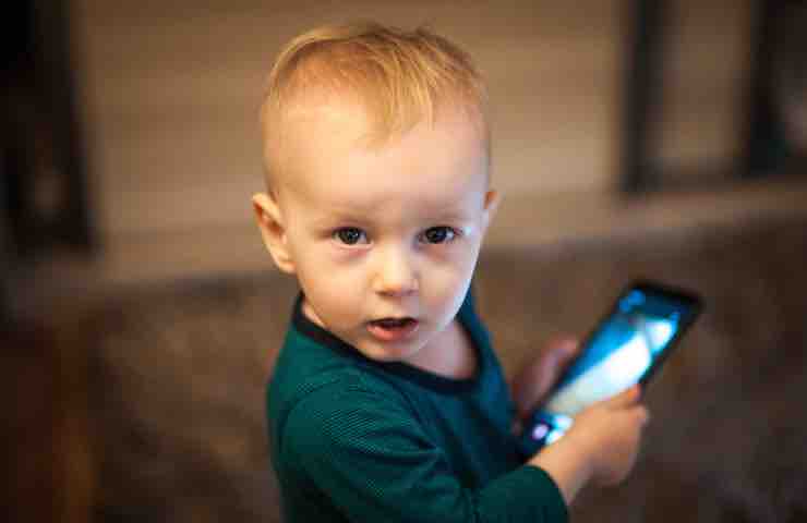 smartphone a bambini e ragazzi durante le feste di natale