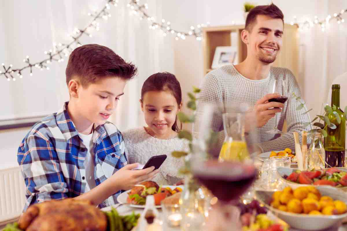 smartphone a bambini e ragazzi durante le feste di natale