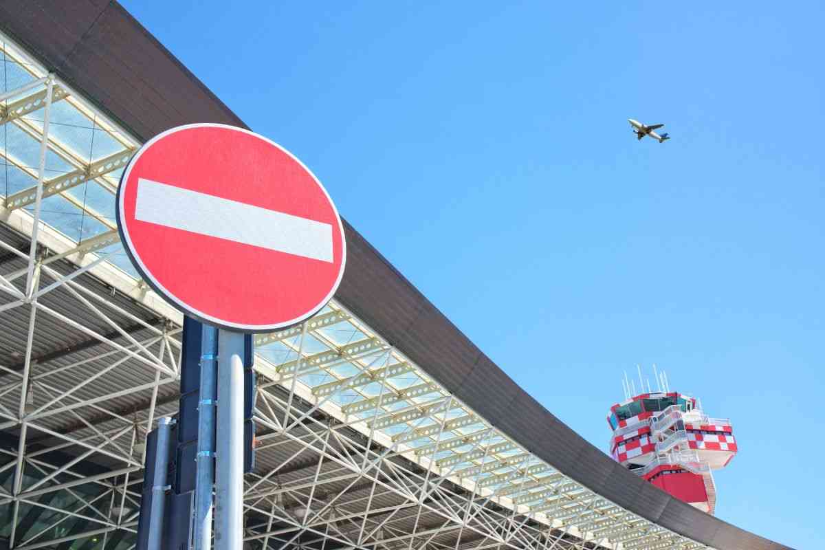 Aereo sorvola aeroporto