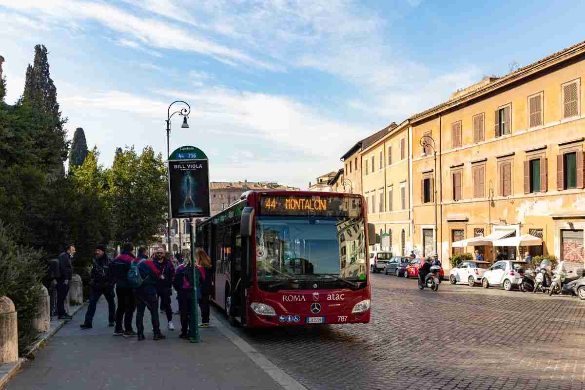 Autobus di Roma alla fermata