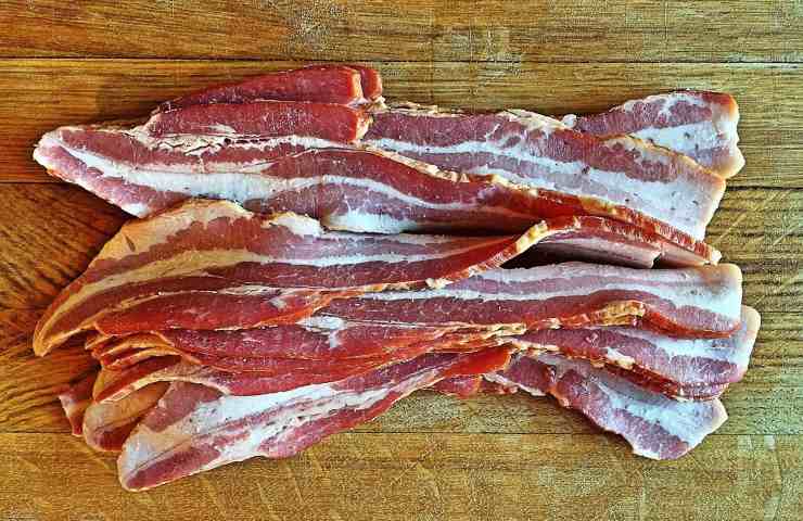 bacon a fette appena tagliato 