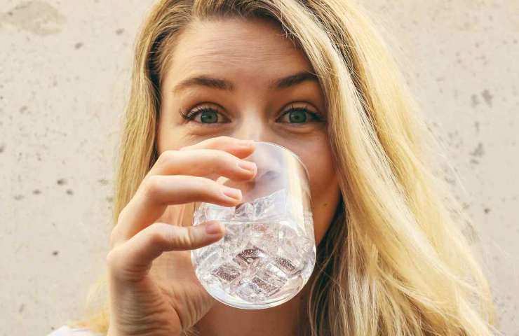 Ragazza che beve acqua