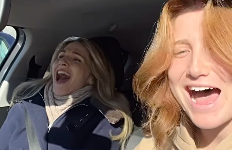 Chiara e la mamma Lorella cantano in auto