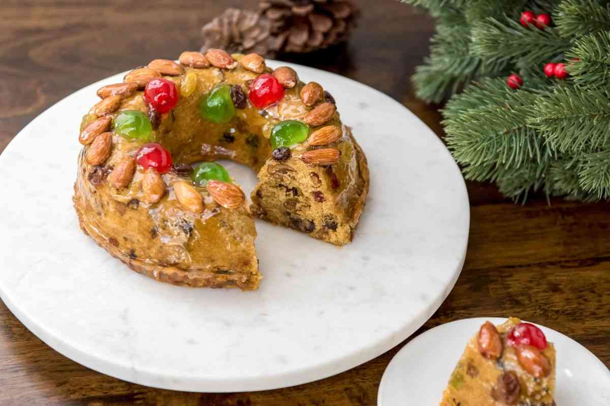 Ciambellone con mandorle e ciliegie candite