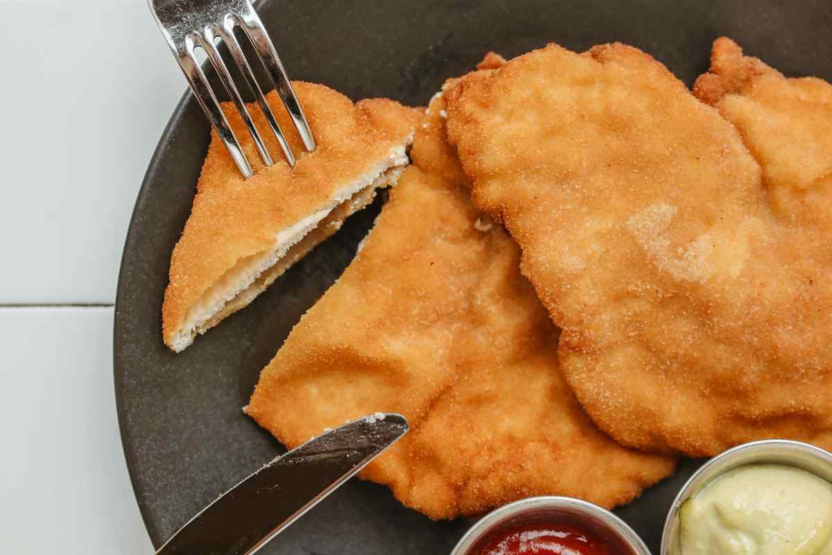 Panatura cotoletta staccata dalla carne