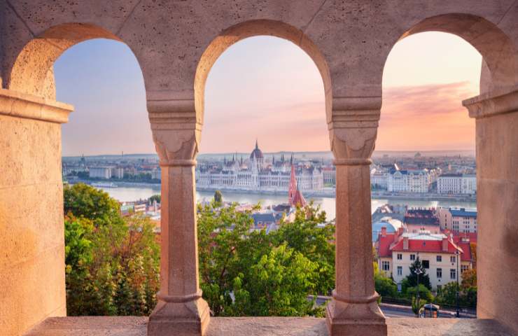 Parlamento Budapest attraverso colonne 