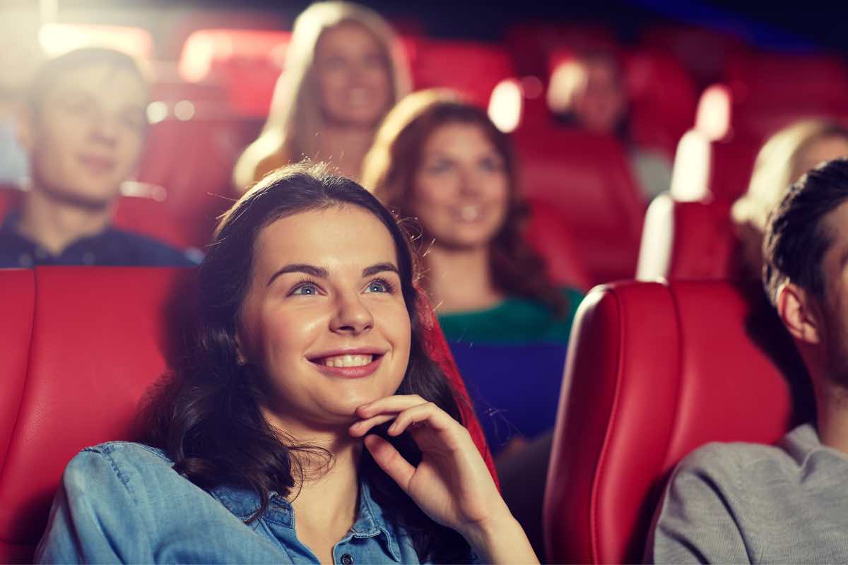 Ragazza sorridente fra gli spettatori