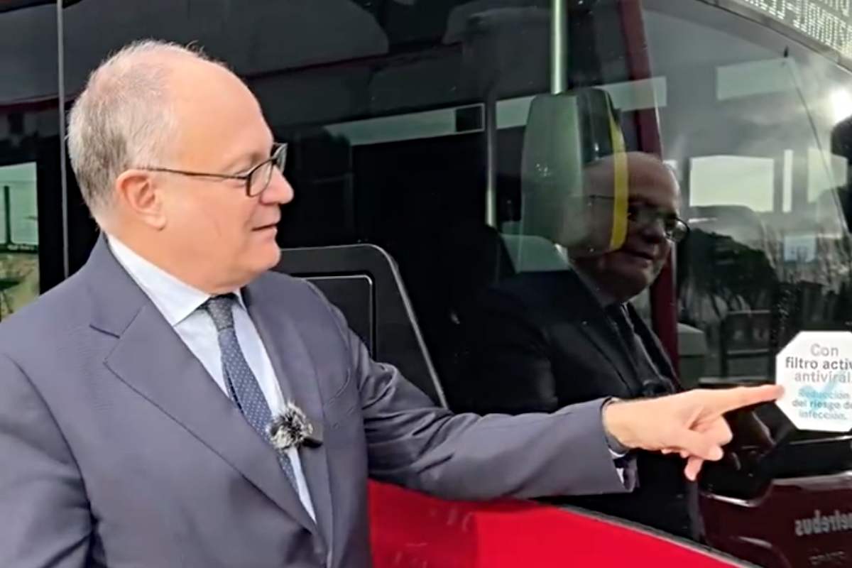 Il sindaco Gualtieri mostra la nuova flotta di bus