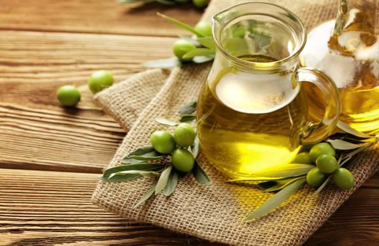 Olive appena colte e olio d'oliva in tavola