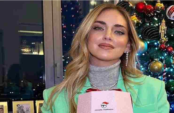 Chiara Ferragni con il Pink Christmas dello scandalo