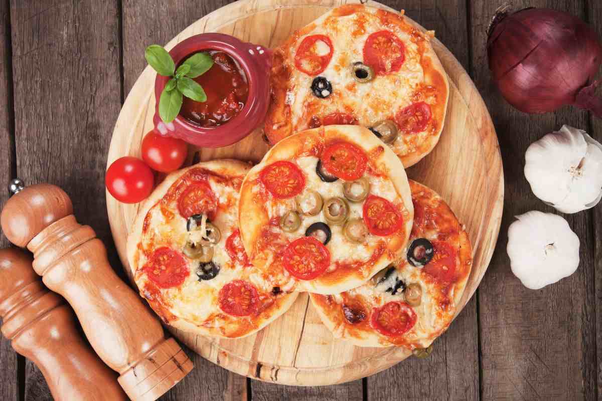 pizzette su tavola di legno