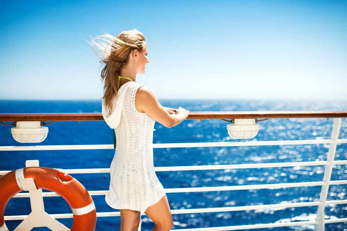 Ragazza affacciata sul pontile della nave