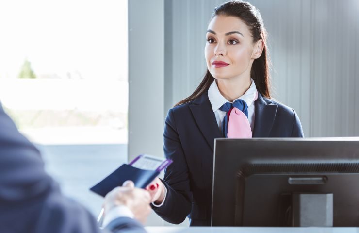 Ragazza controlla passaporti viaggiatori