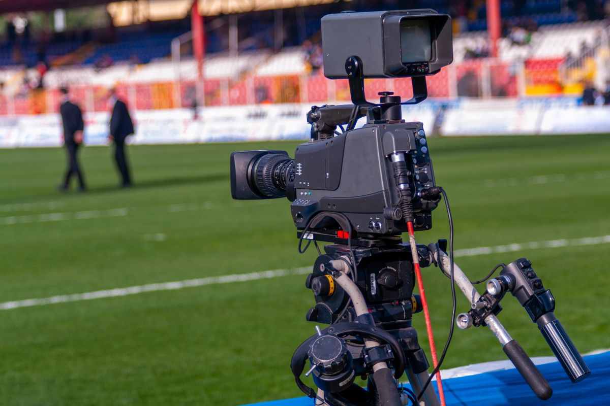 Telecamera riprende partita di calcio