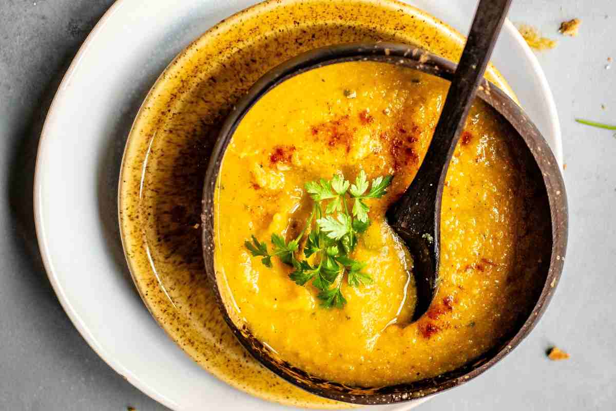 Zuppa rustica di lenticchie aromatizzata con curcuma 