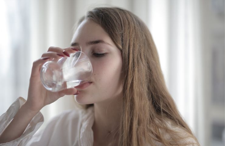 donna beve l'acqua