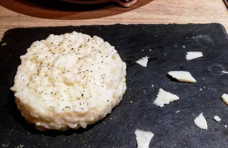 cacio e pepe servito su piatto 